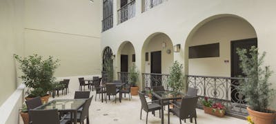 Decanter Hotel
