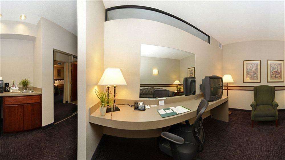 Hotel Quality Inn & Suites Conference Center photo 2