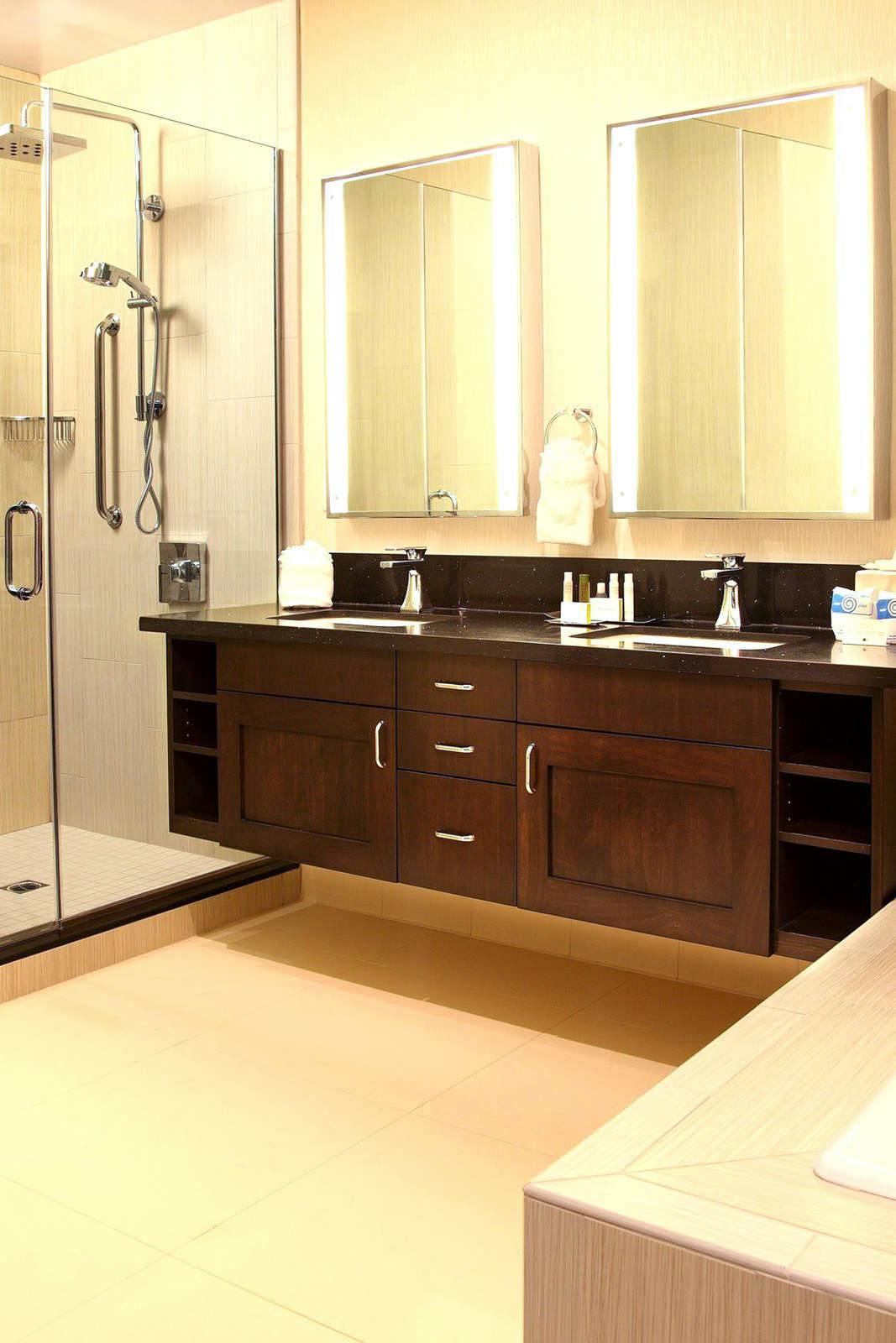 Hotel Doubletree By Hilton Claremont photo 3