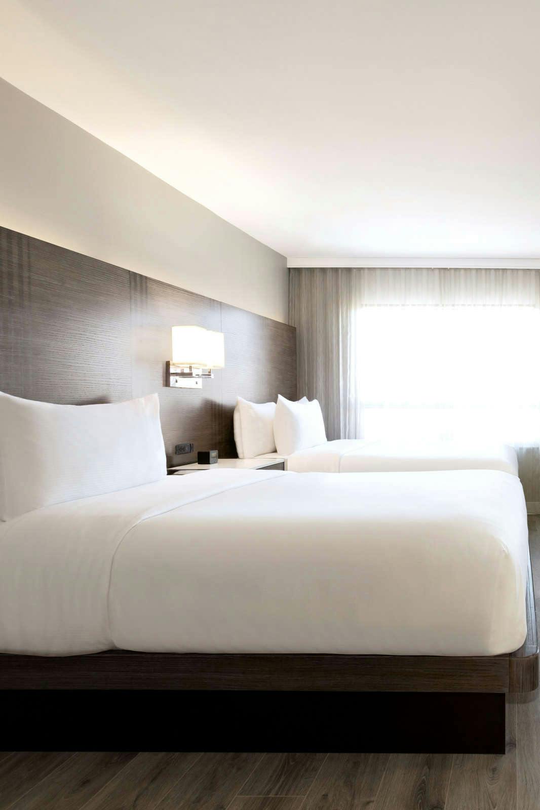 Hotel Embassy Suites by Hilton Toronto Airport photo 2