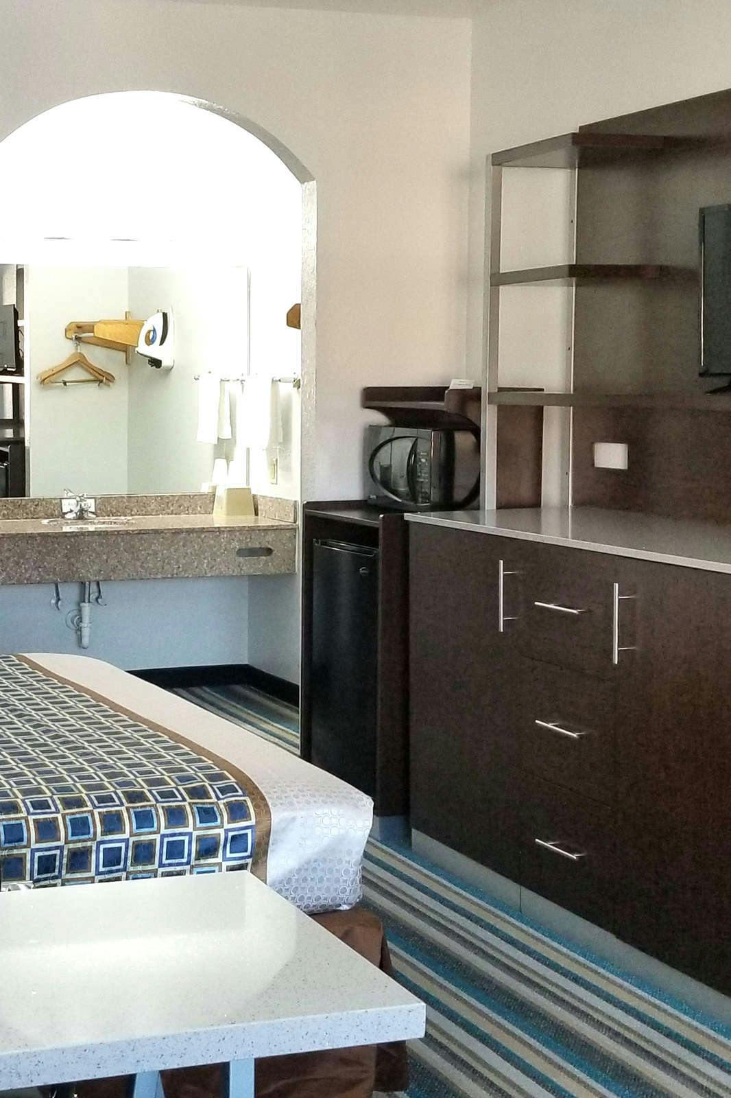 Hotel HomeBridge Inn and Suites photo 5