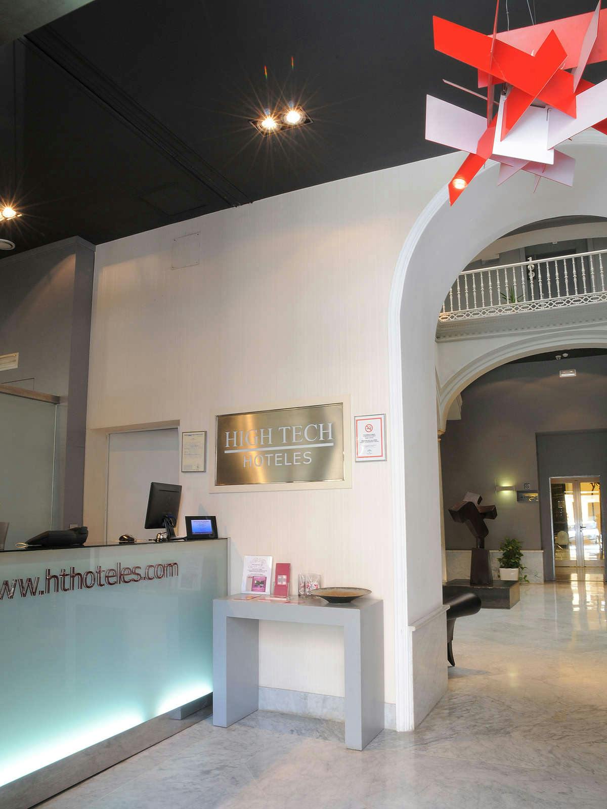 Hotel PETIT PALACE SANTA CRUZ photo 5