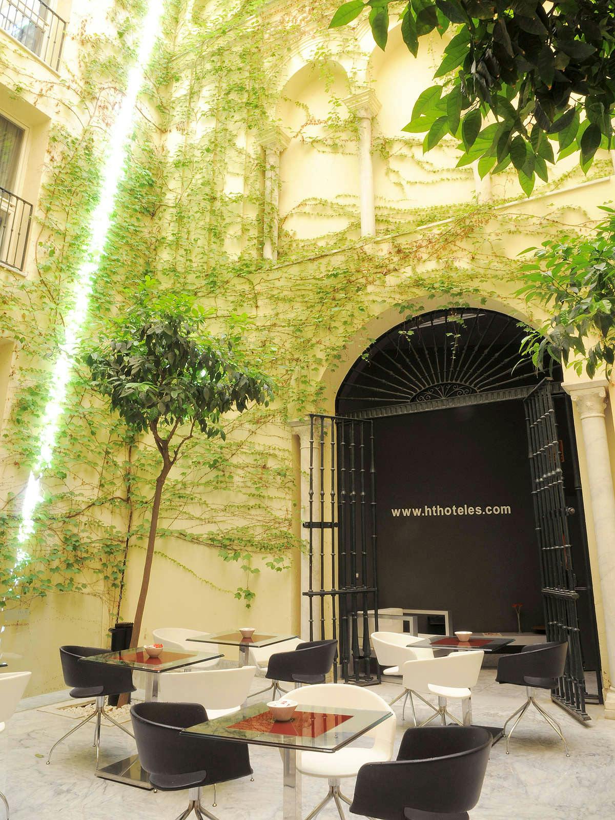 Hotel PETIT PALACE SANTA CRUZ photo 3