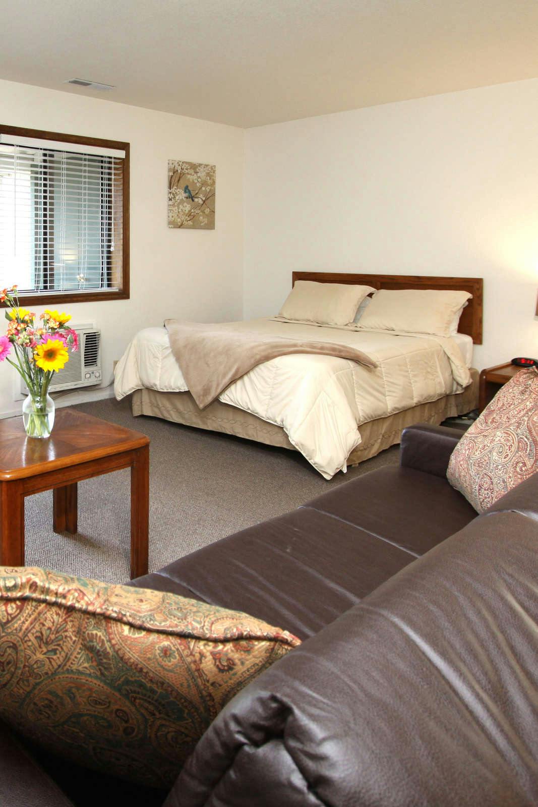 Hotel Pioneer Inn & Suites photo 1