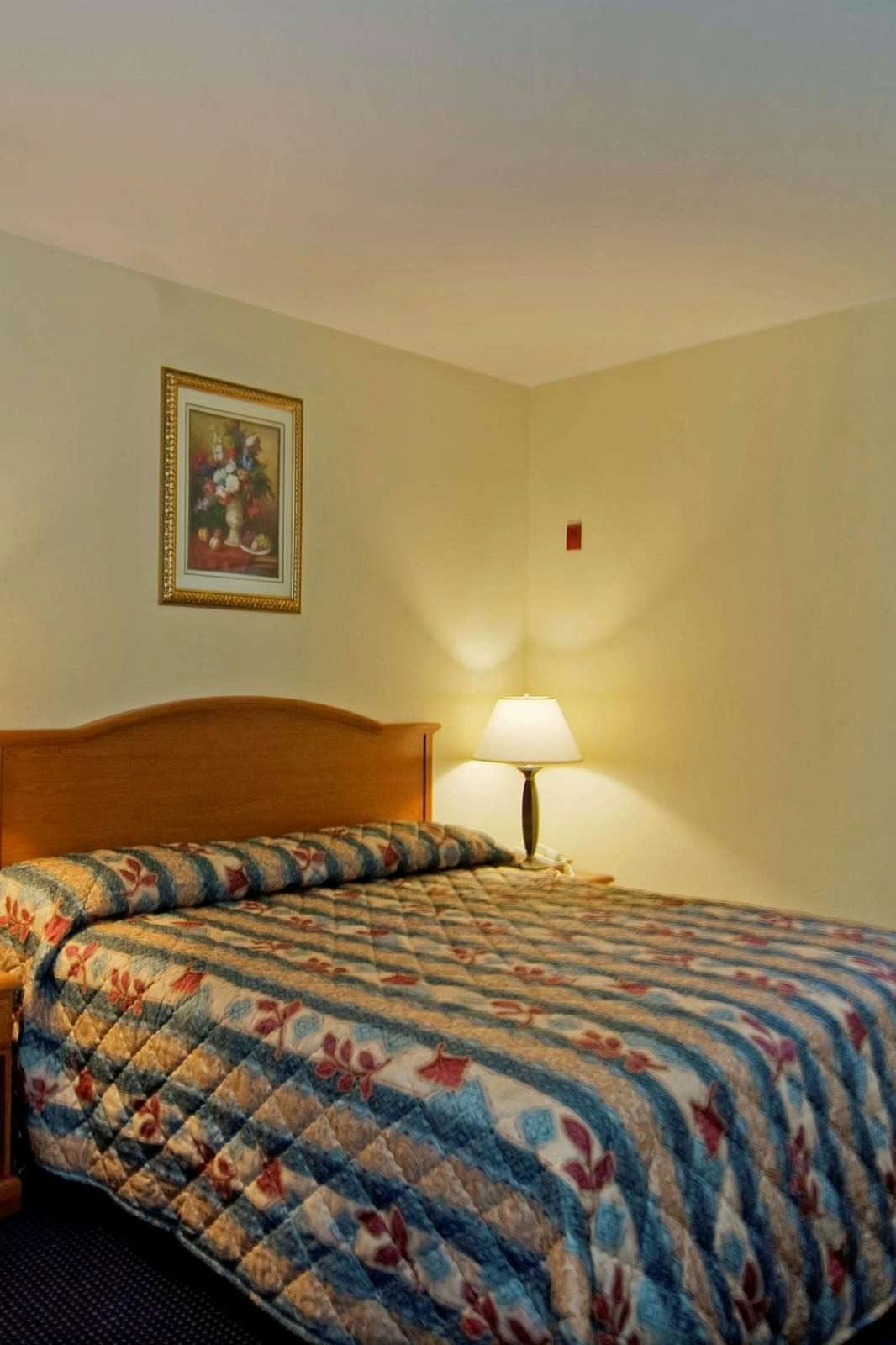 Hotel Americas Best Value Inn & Suites Bush Int'l Airport photo 1