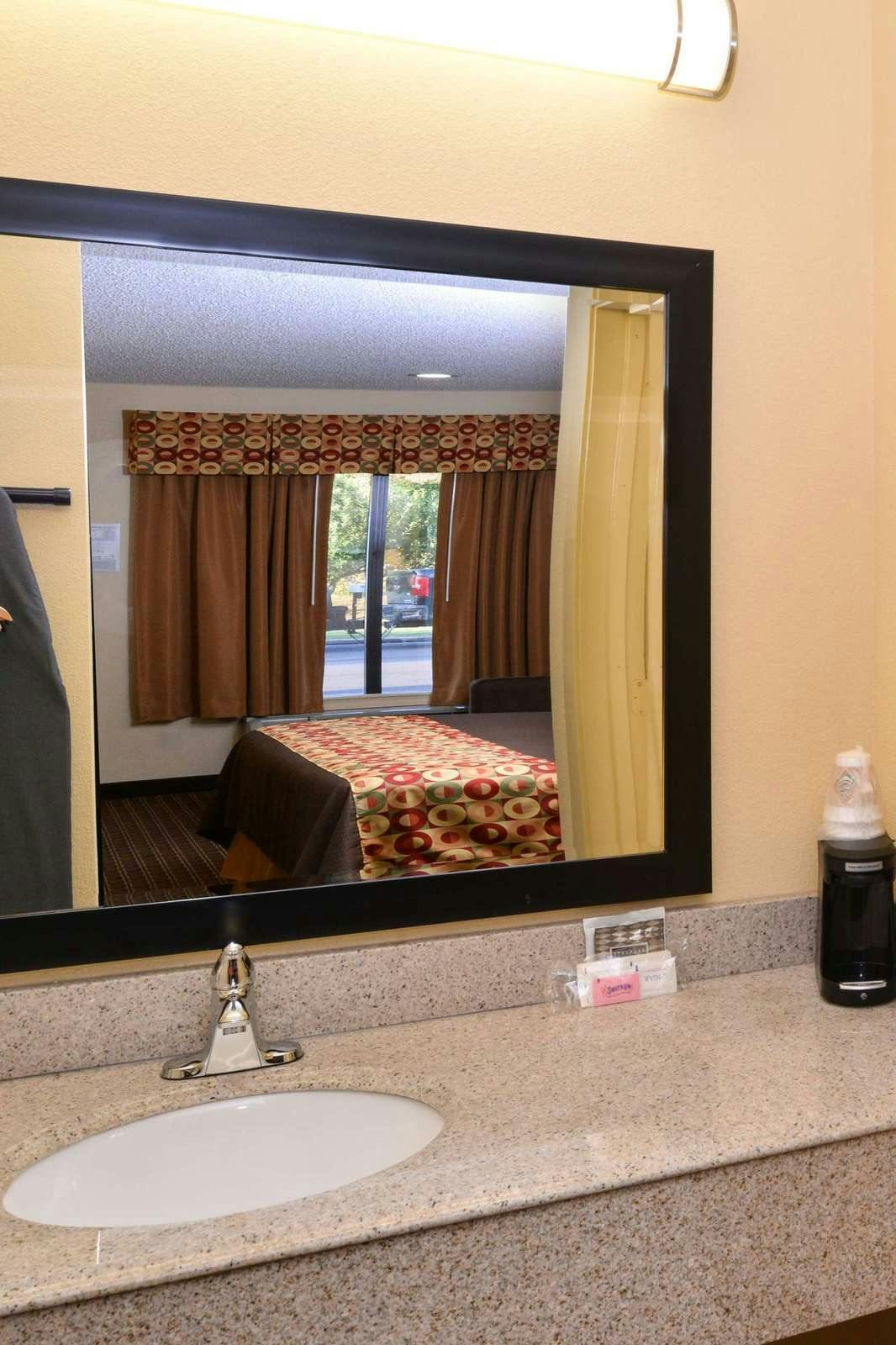 Hotel Americas Best Value Inn Tupelo Barnes Crossing photo 4