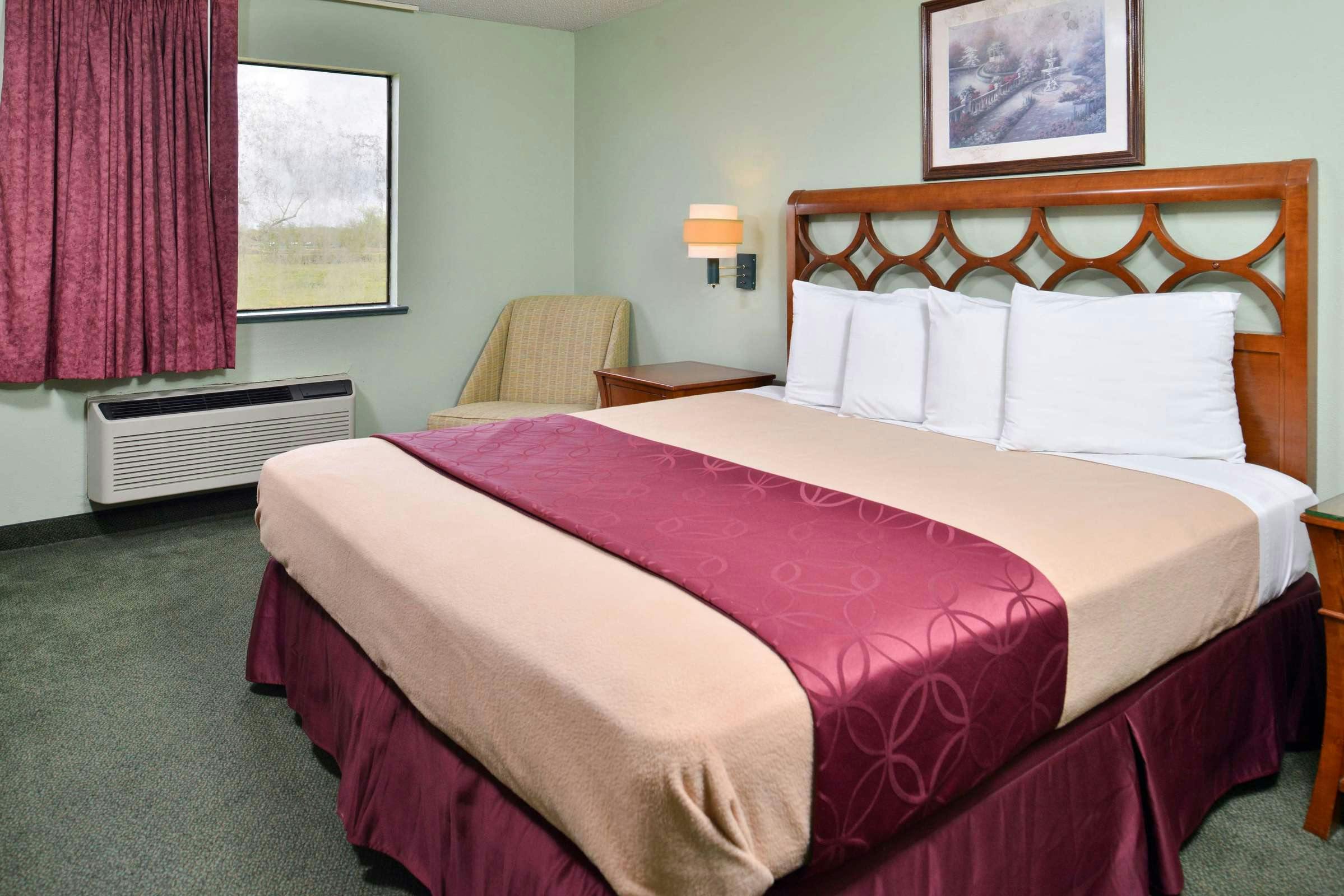 Hotel Americas Best Value Inn Gonzales photo 2