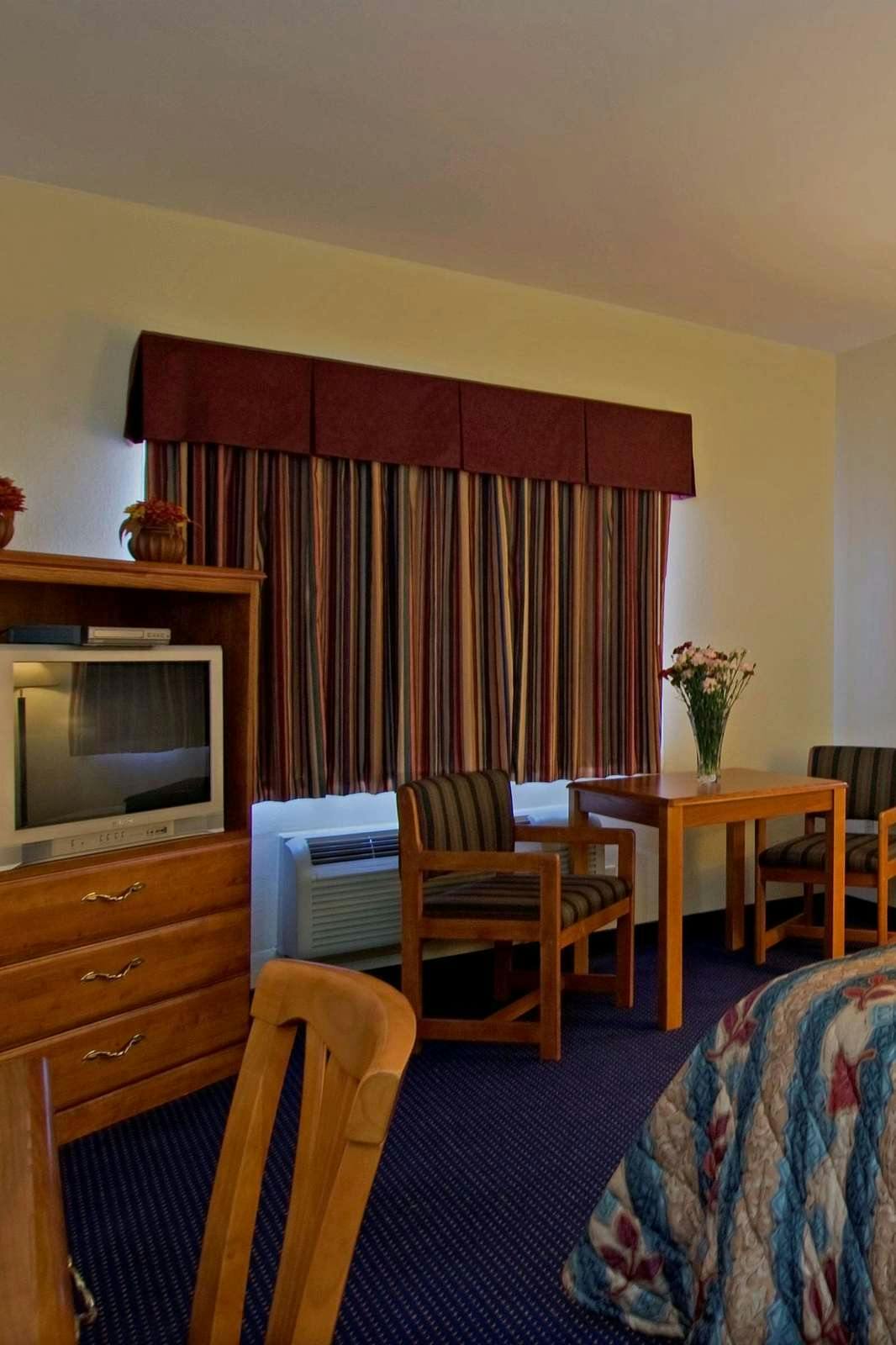 Hotel Americas Best Value Inn & Suites Bush Int'l Airport photo 3