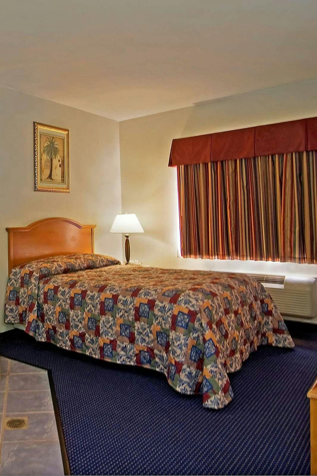 Hotel Americas Best Value Inn & Suites Bush Int'l Airport photo 2