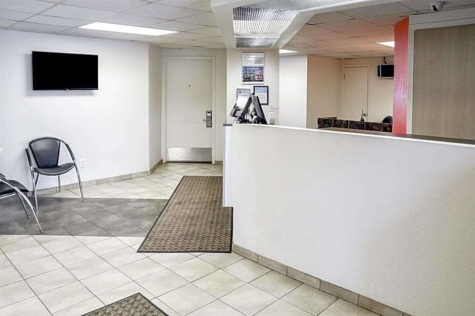 Hotel Motel 6 Duluth, MN photo 2