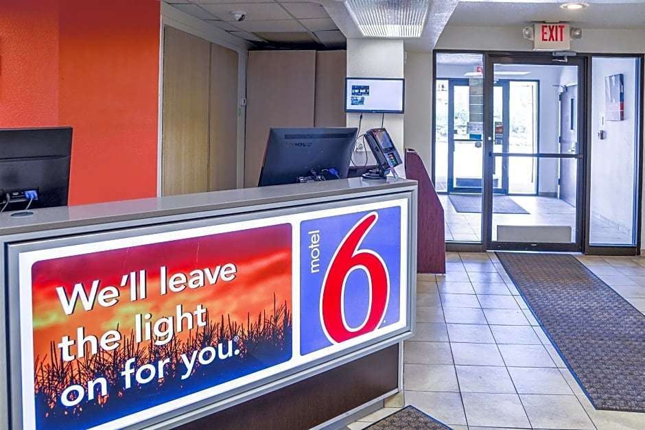 Hotel Motel 6 Duluth, MN photo 3