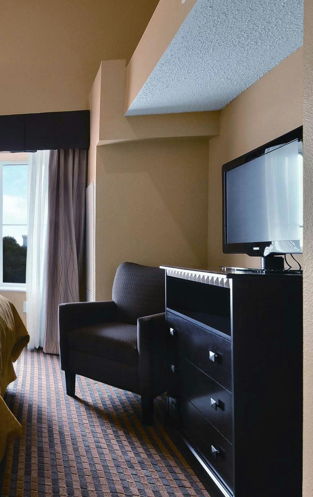 Hotel Comfort Suites DFW Airport photo 4