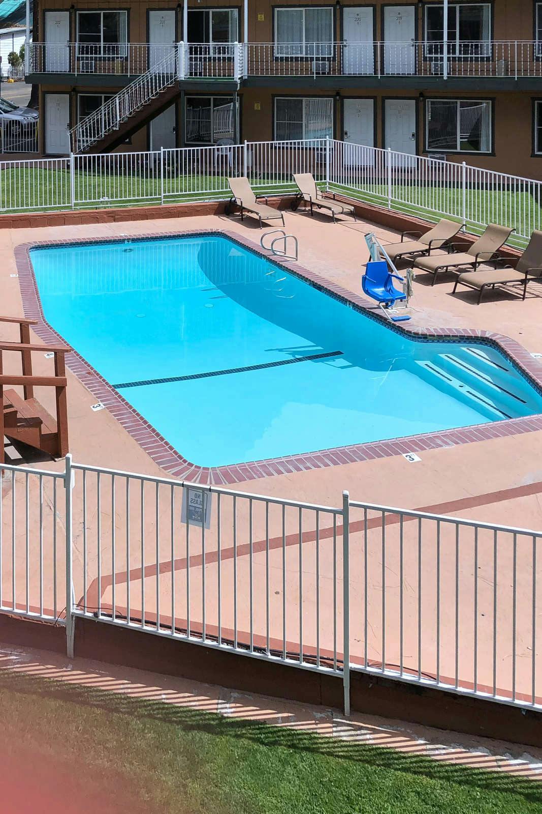 Hotel Cedar Inn & Suites photo 1