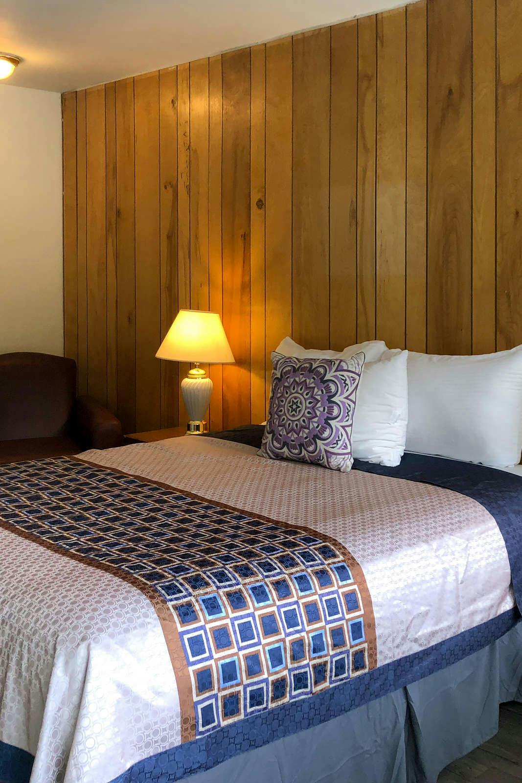 Hotel Cedar Inn & Suites photo 2