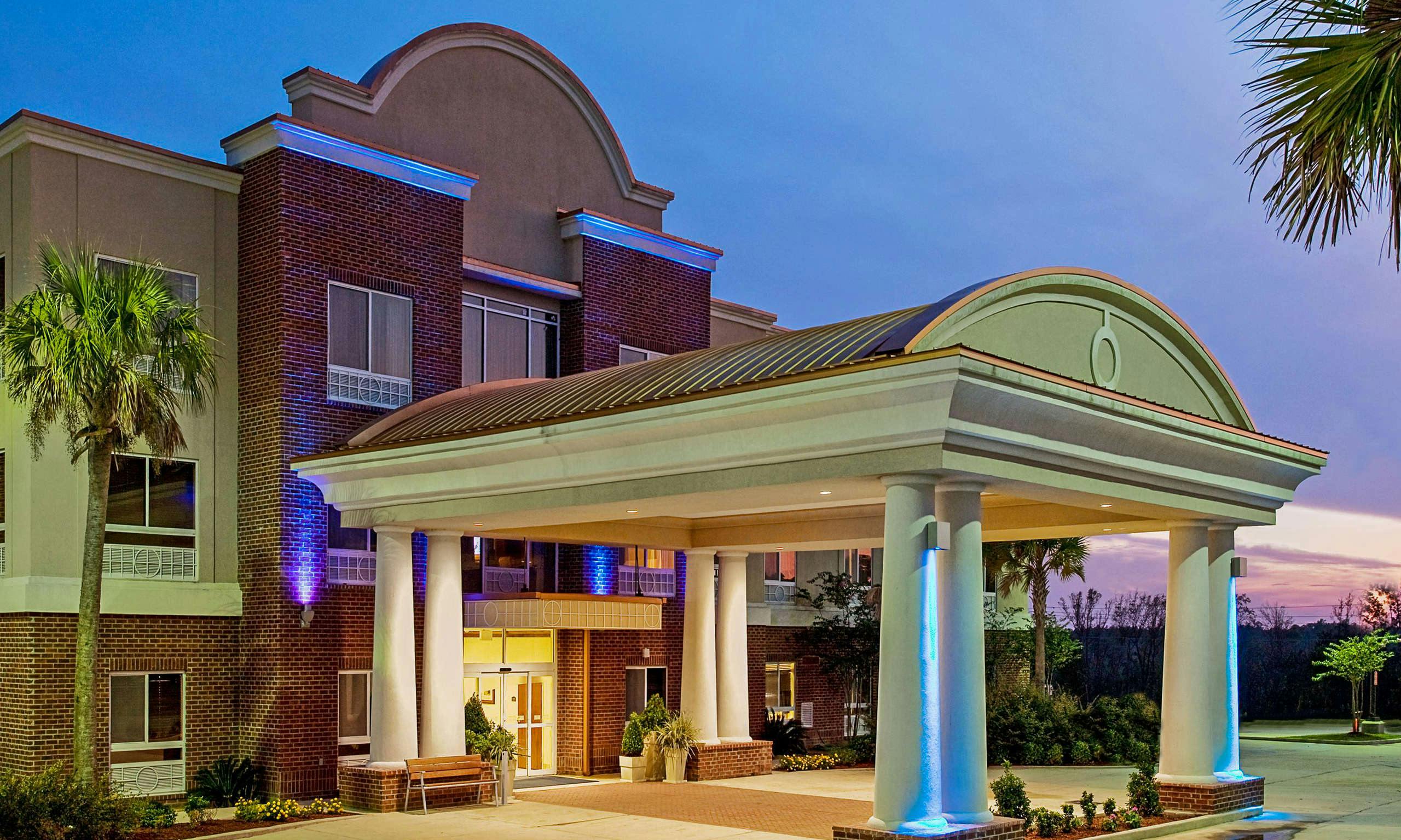 Holiday Inn Express Hotel & Suites Lucedale