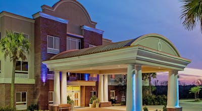 Holiday Inn Express Hotel & Suites Lucedale
