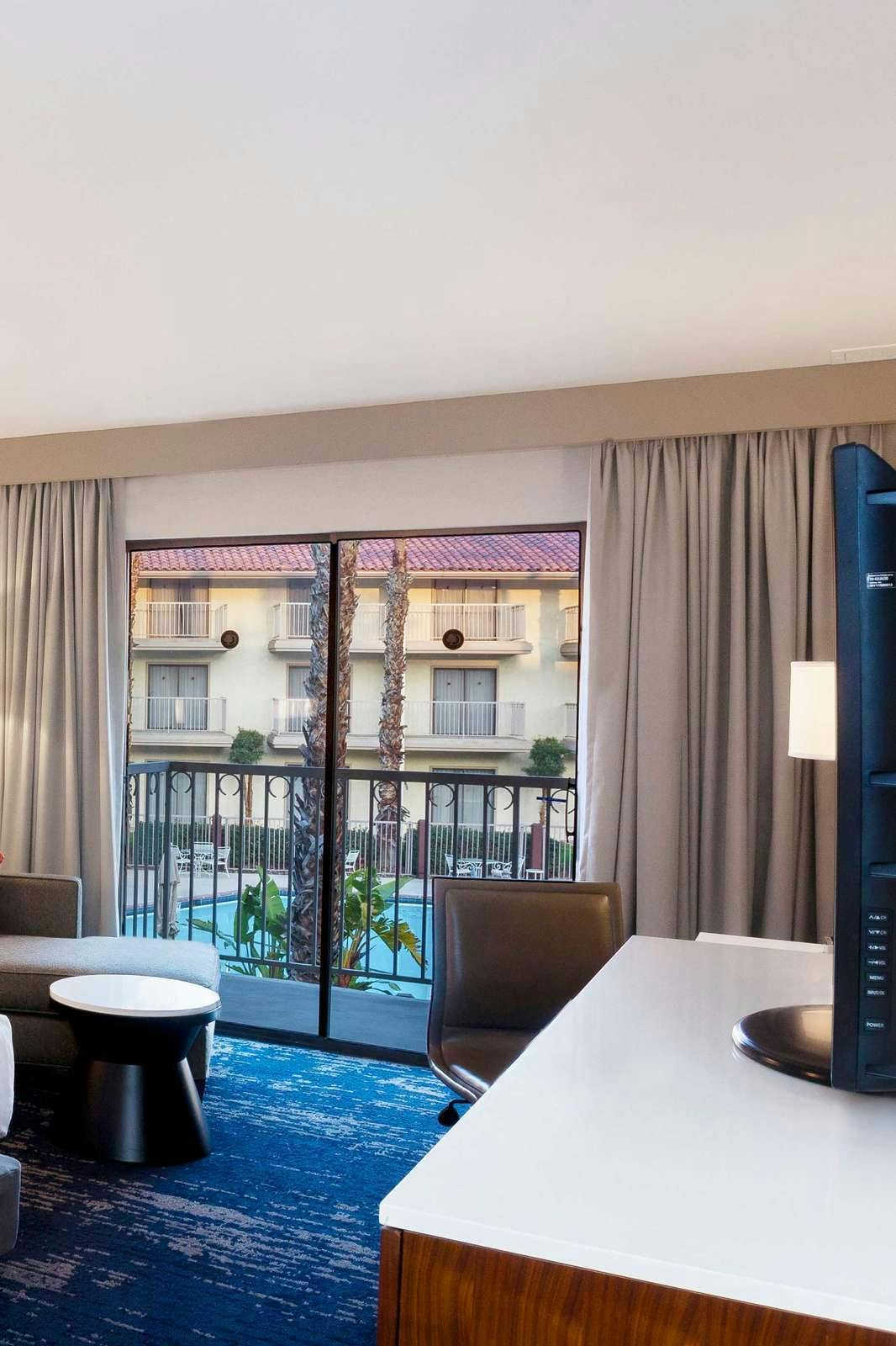 Hotel DoubleTree by Hilton Hotel Bakersfield photo 2