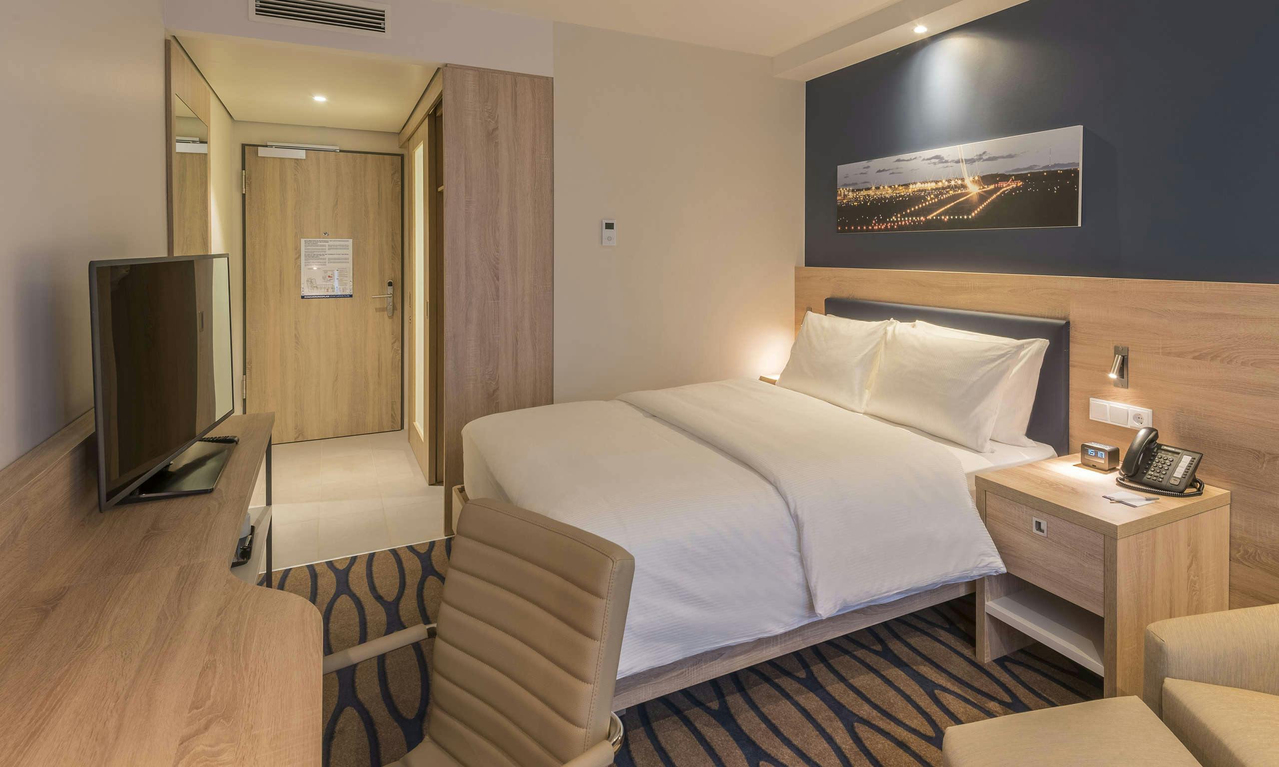 Hampton by Hilton Frankfurt Airport (Breakfast Included)