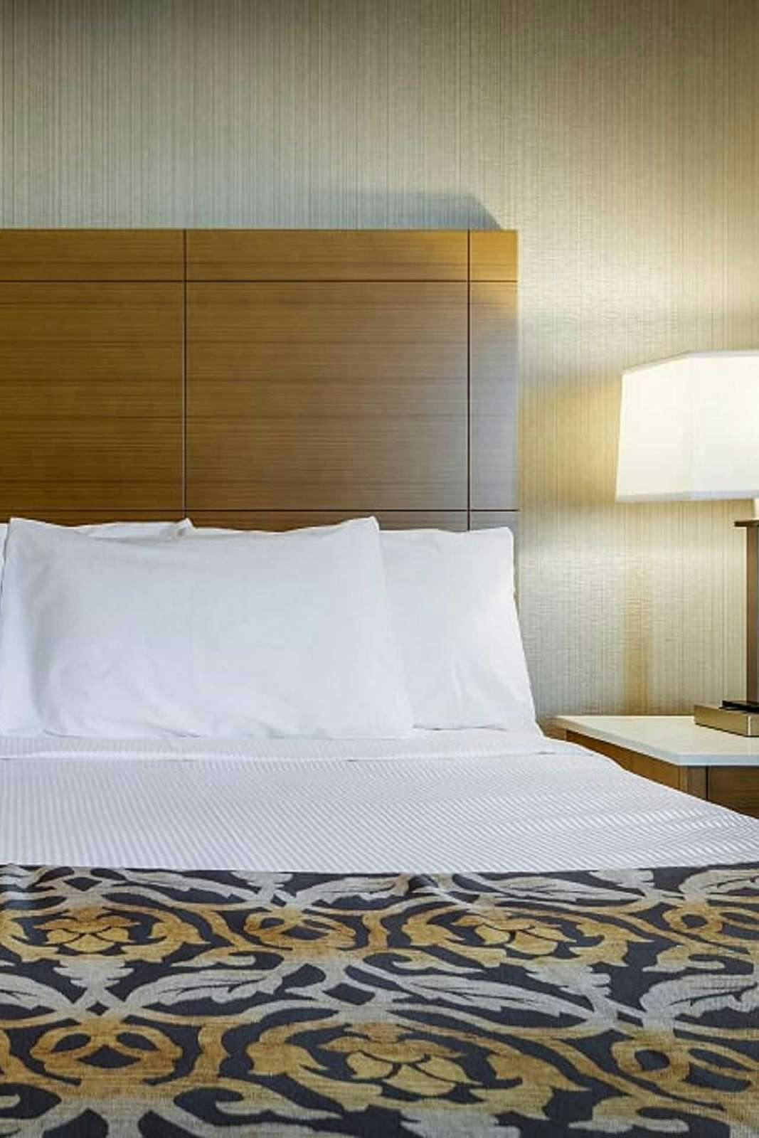 Hotel Monte Carlo Inn Brampton Suites photo 3