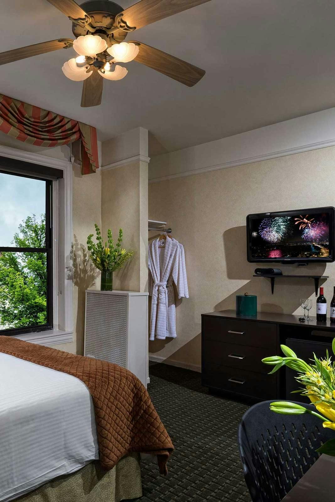 The Willows Hotel Chicago Lincoln Park Lakeview