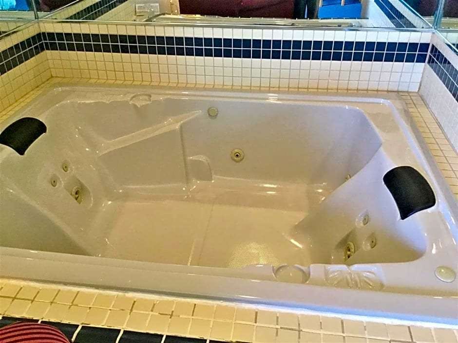 Hotel Capital O Amerihost Inn and Suites Fulton Hwy 54 MO photo 1