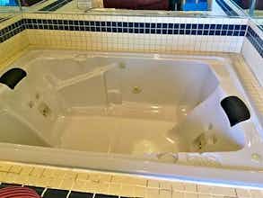Hotel Capital O Amerihost Inn and Suites Fulton Hwy 54 MO photo 1