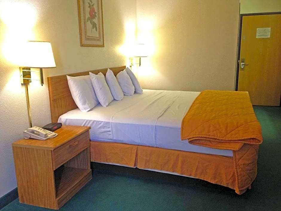 Hotel Capital O Amerihost Inn and Suites Fulton Hwy 54 MO photo 3