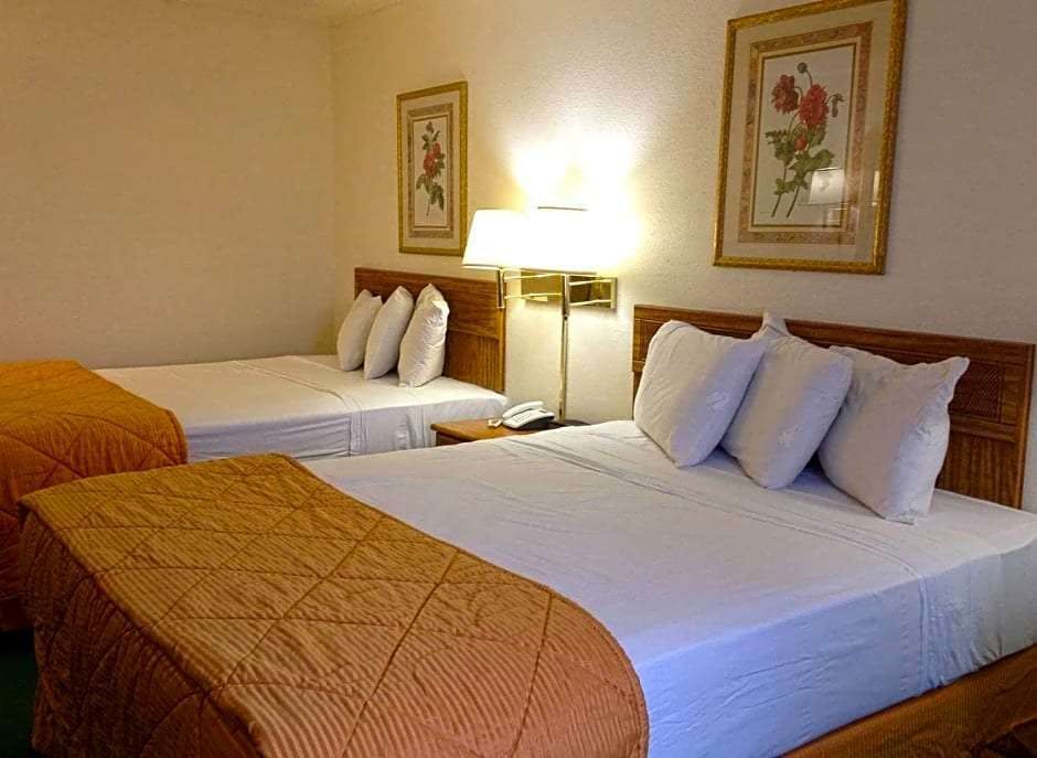 Hotel Capital O Amerihost Inn and Suites Fulton Hwy 54 MO photo 4