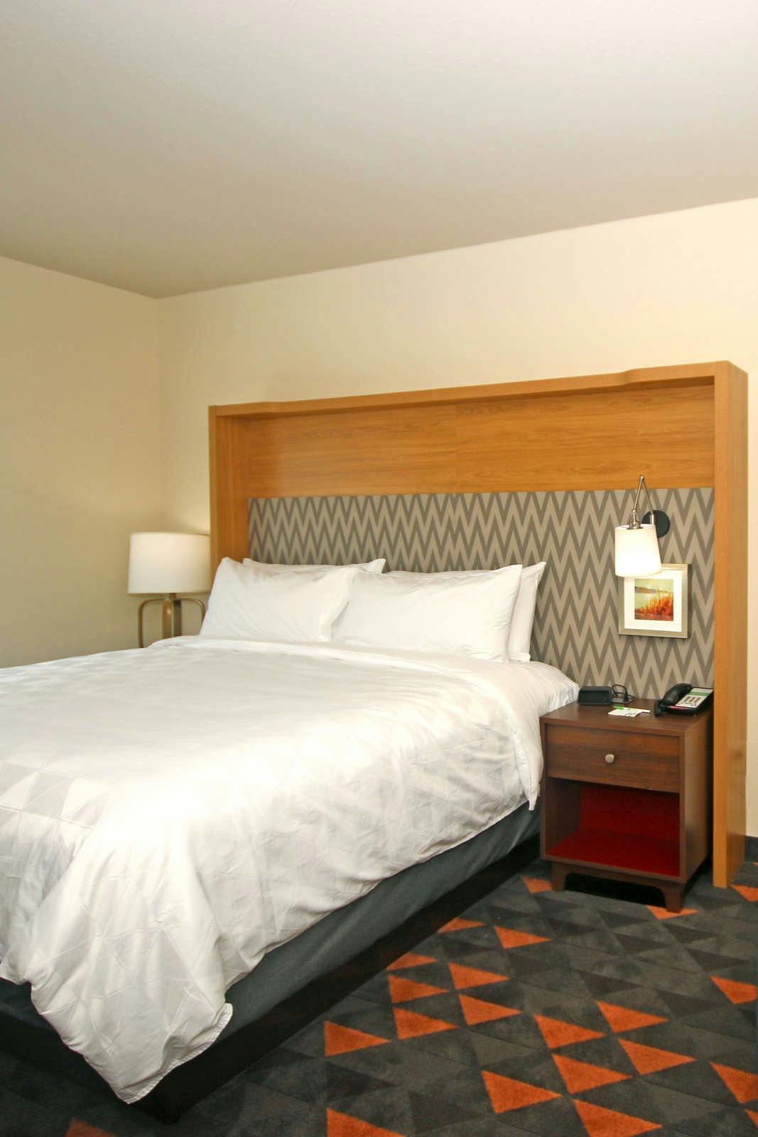 Hotel Holiday Inn & Suites Fayetteville W Fort Bragg Area photo 1