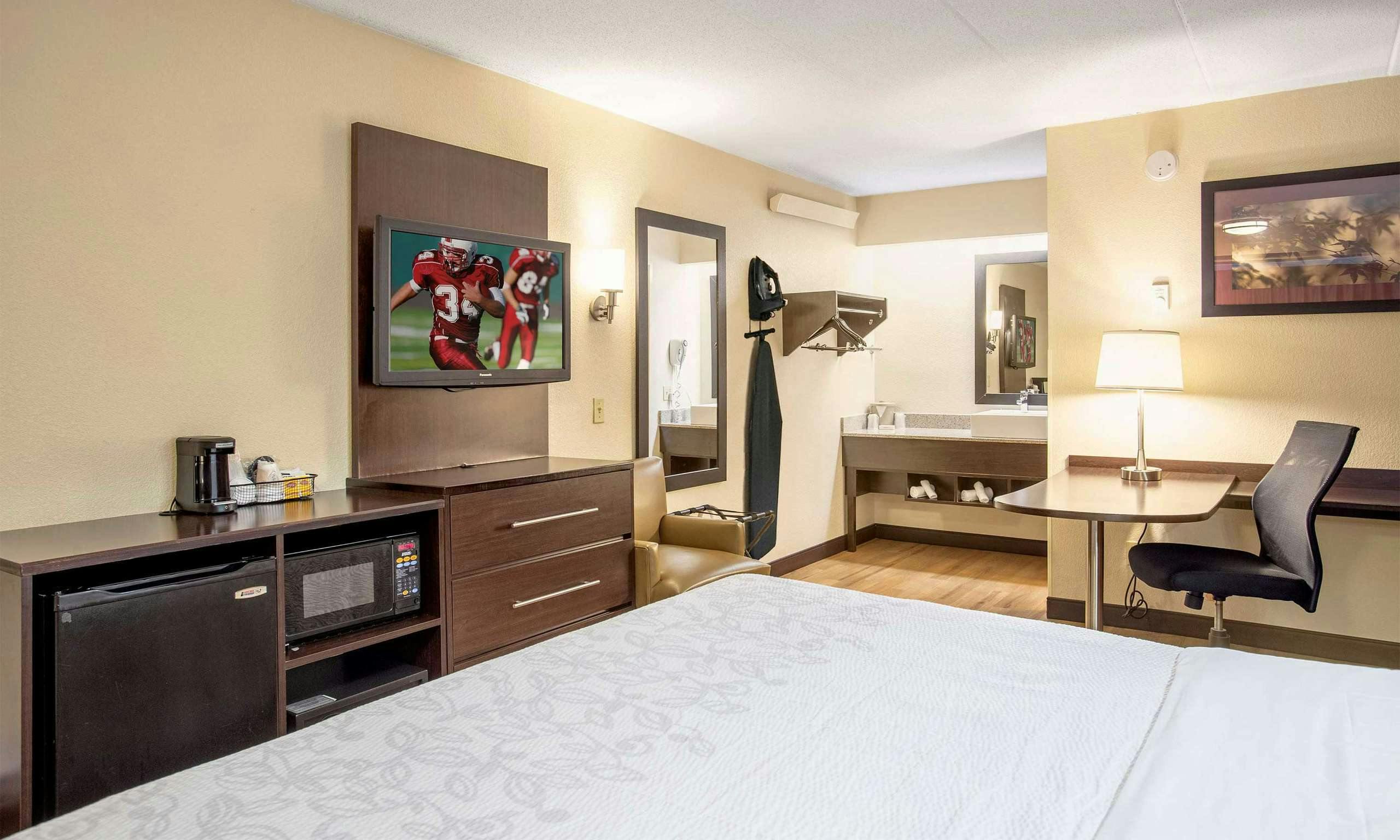 Red Roof Inn PLUS+ Nashville Airport, Nashville - BNA - HotelTonight