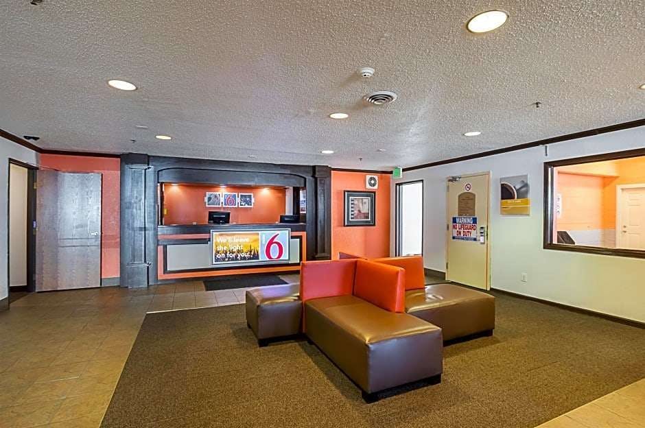 Hotel Motel 6 Waterloo, IA - Crossroads Mall - Cedar Falls photo 1