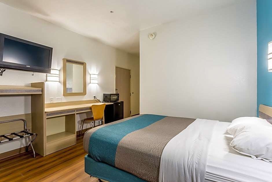 Hotel Motel 6 Roswell, NM photo 2