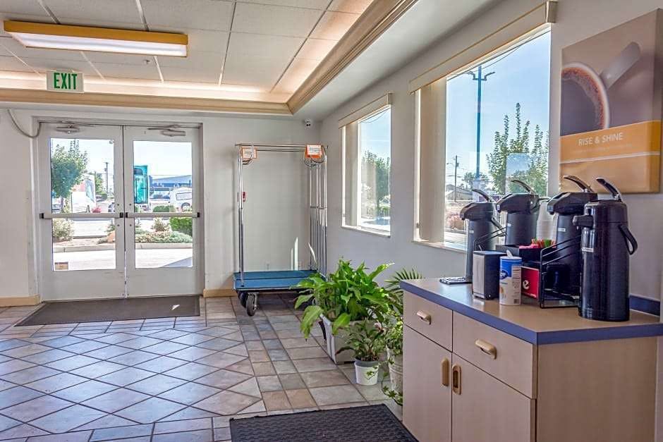 Hotel Motel6 Redmond, OR photo 2