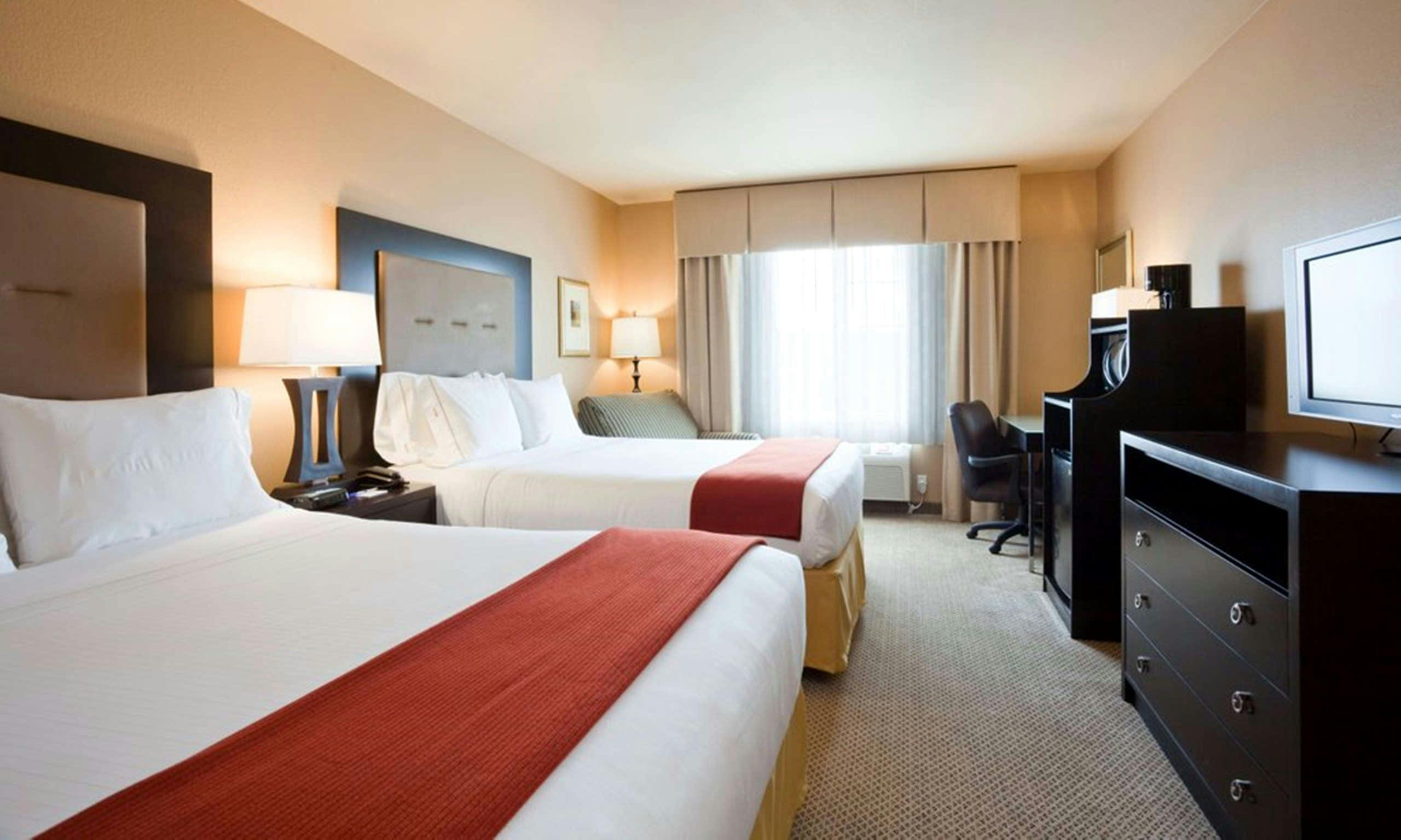 Holiday Inn Express & Suites Bakersfield Airport