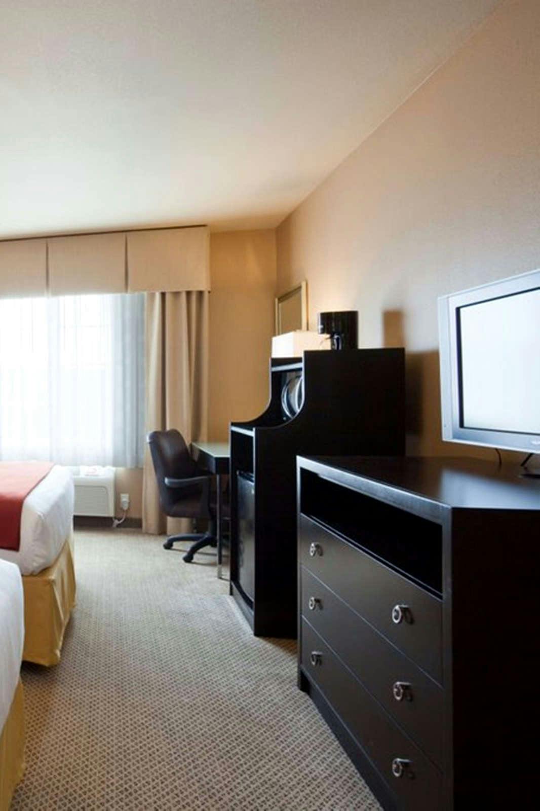 Hotel Holiday Inn Express & Suites Bakersfield Airport photo 2