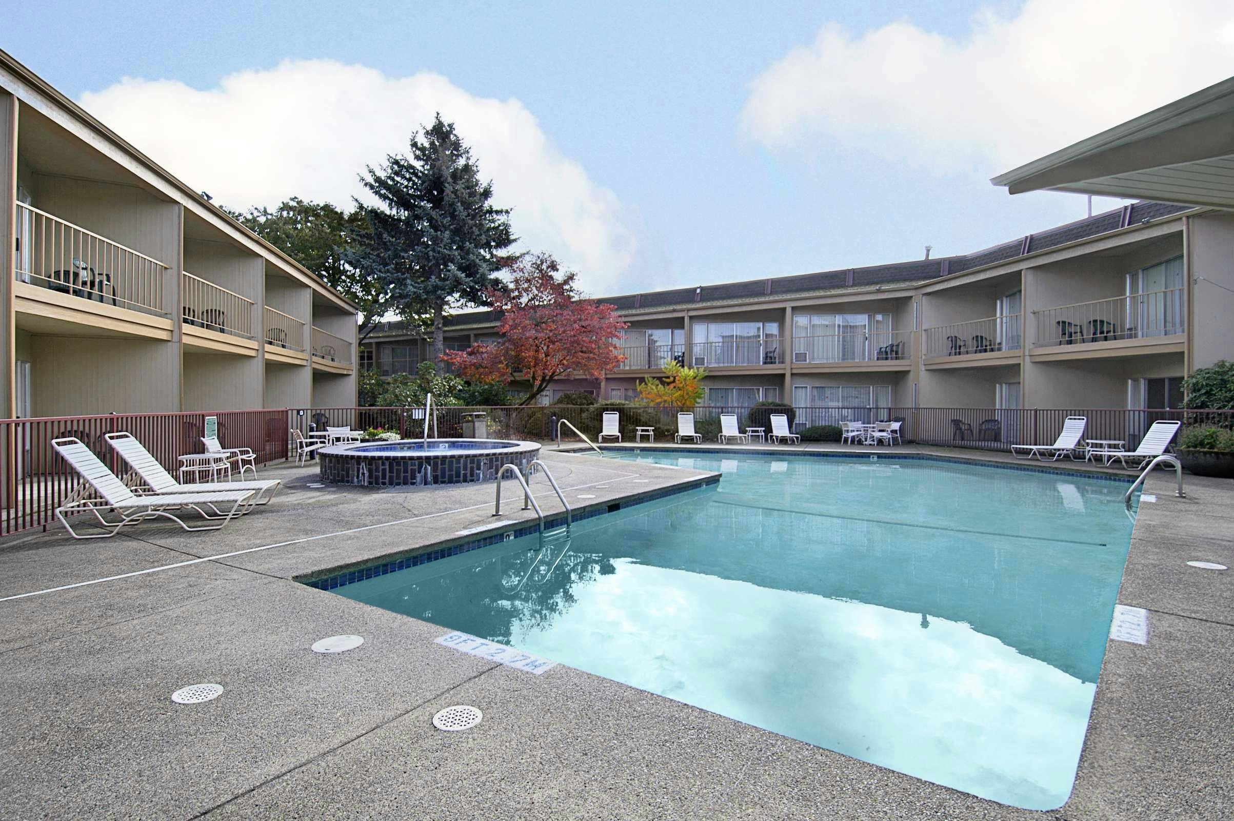 Hotel Red Lion Inn & Suites photo 1