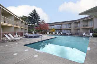 Hotel Red Lion Inn & Suites photo 1