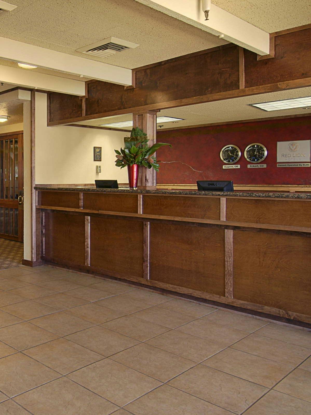 Hotel Red Lion Inn & Suites photo 2