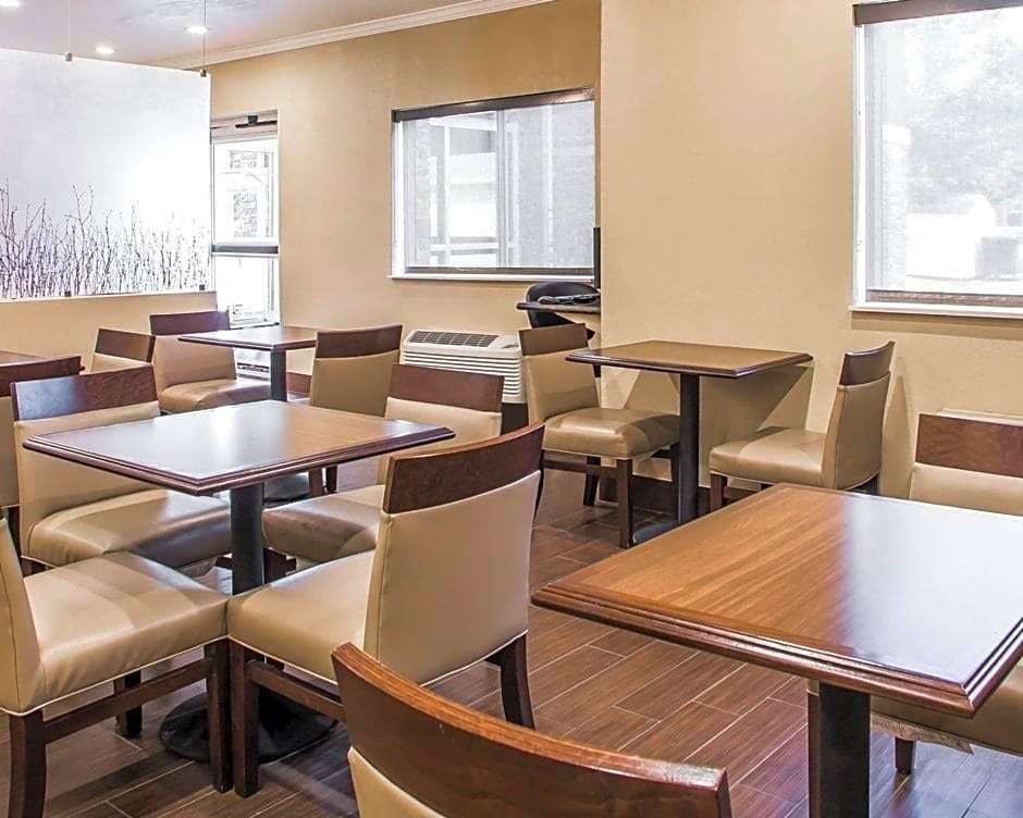 Comfort Inn Suites Waterloo Cedar Falls Iowa Around Me