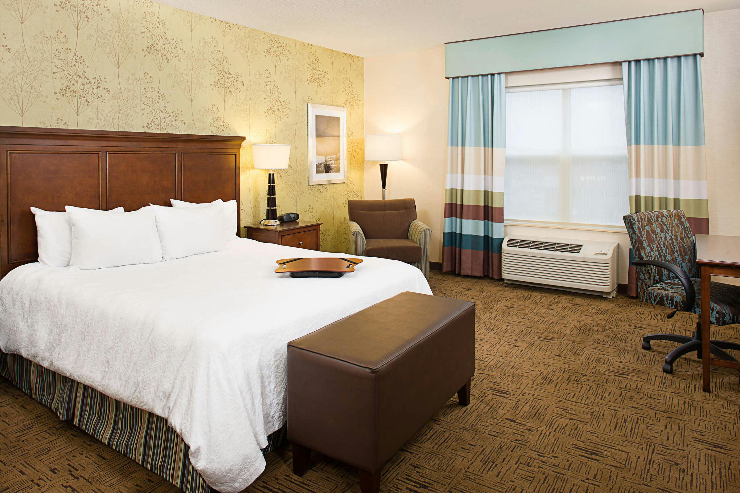 Hotel Hampton Inn & Suites Exeter photo 1