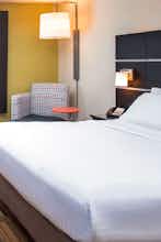 Hotel Holiday Inn Express & Suites Auburn Downtown photo 2