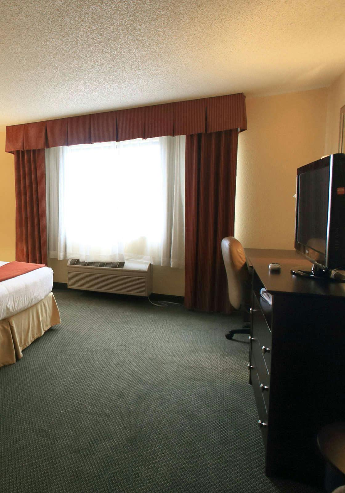 Hotel Holiday Inn Express & Suites CO Springs-Air Force Academy photo 2