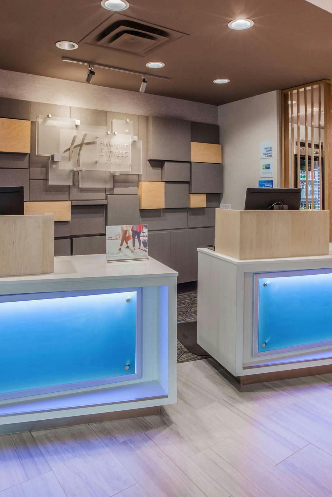 Hotel Holiday Inn Express & Suites Elkhorn Lake Geneva Area photo 5