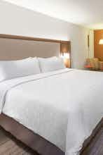Hotel Holiday Inn Express & Suites Elkhorn Lake Geneva Area photo 2