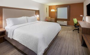 Holiday Inn Express & Suites Elkhorn Lake Geneva Area