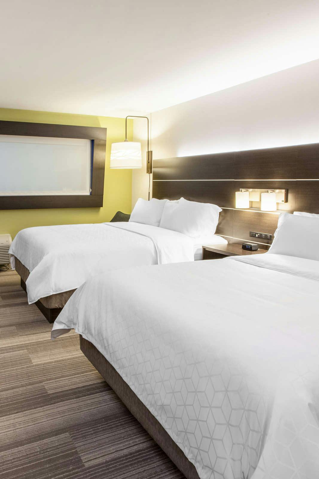 Hotel Holiday Inn Express & Suites Elkhorn Lake Geneva Area photo 3