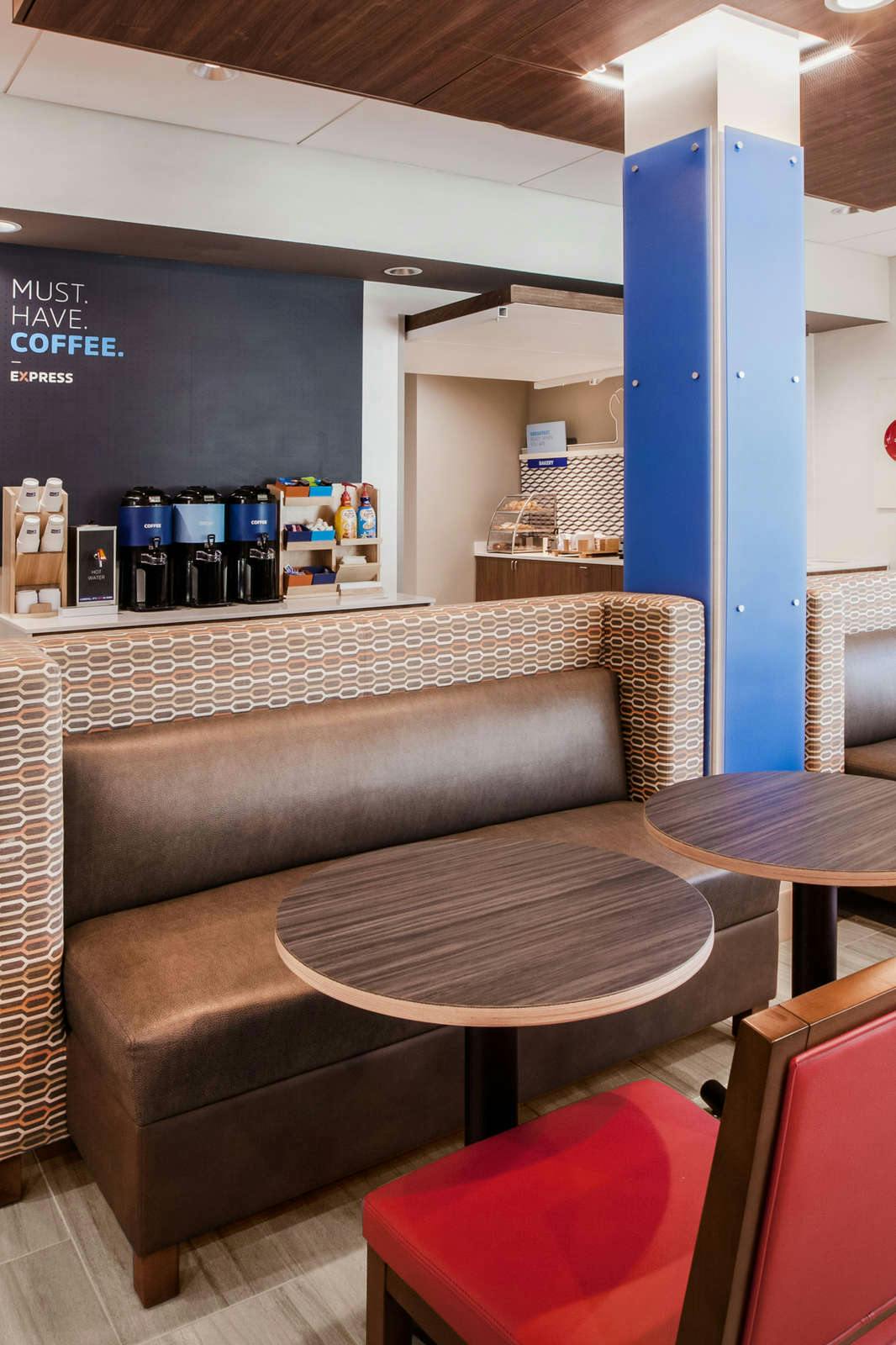 Hotel Holiday Inn Express & Suites Elkhorn Lake Geneva Area photo 1