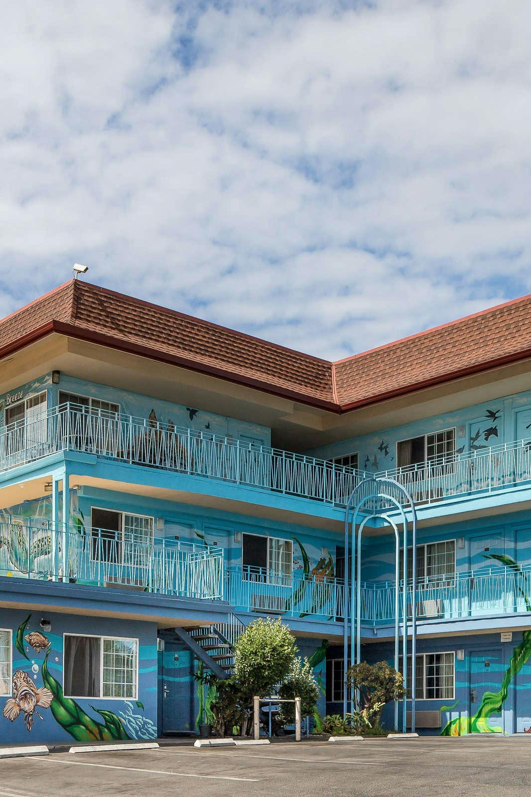 Hotel Aqua Breeze Inn photo 1